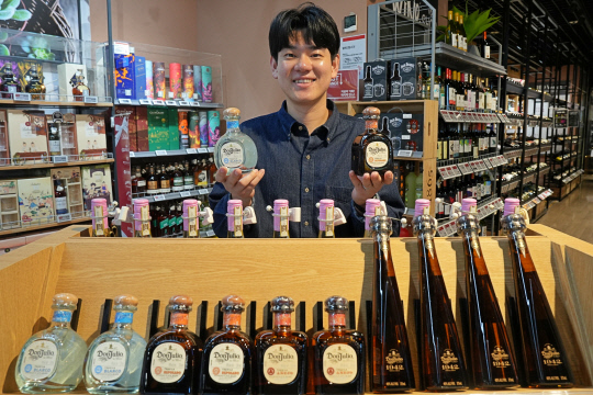 롯데마트 월드타워점에서 직원이 돈 훌리오 하프보틀 상품을 소개하고 있다. 롯데마트 제공